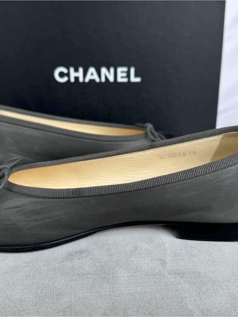 Chanel Gray and Black Leather Cap-Toe Ballet Flats with Bow - Aged Calfskin - Picture 5 of 10
